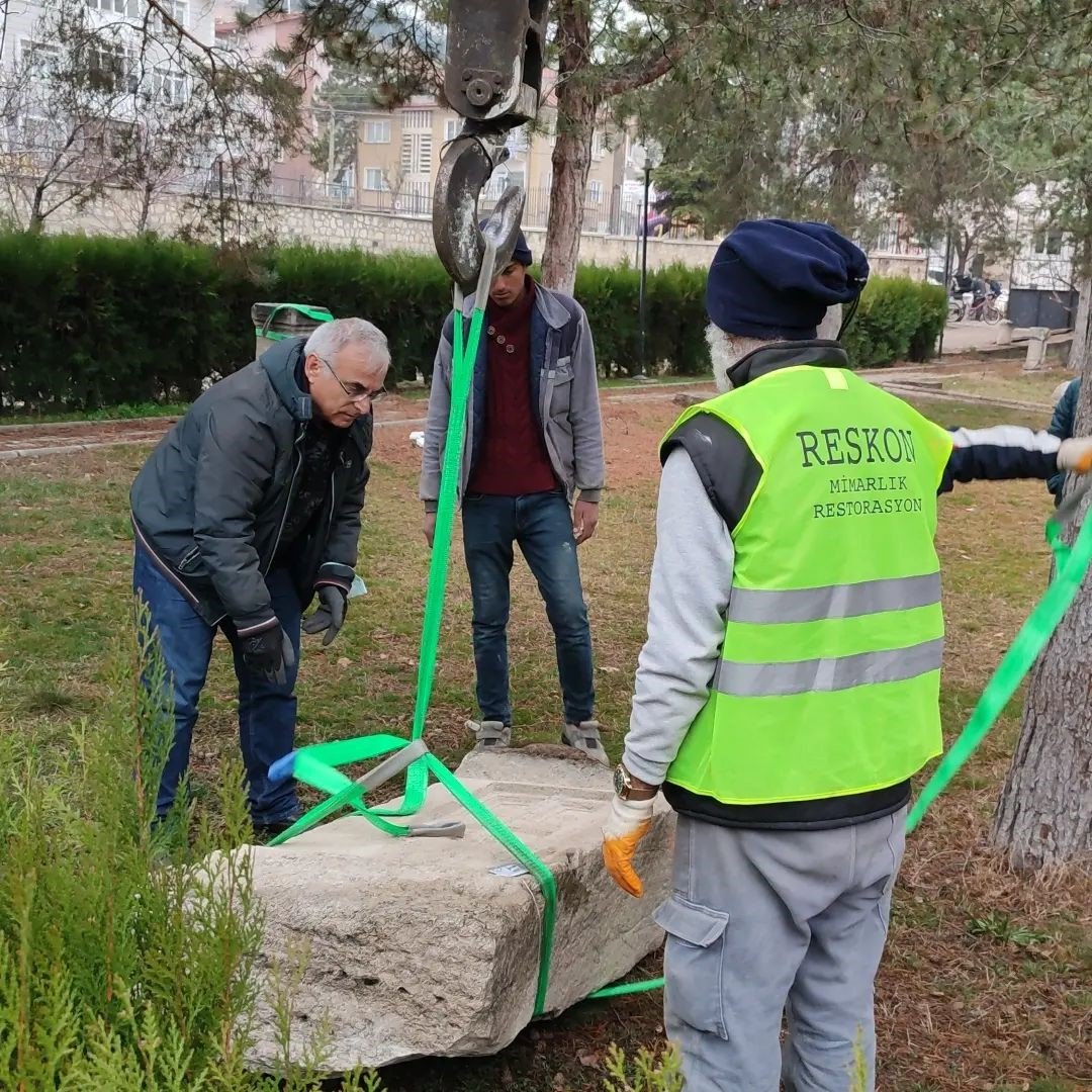 Ağır taş eserler yeni müzeye taşınmaya başladı