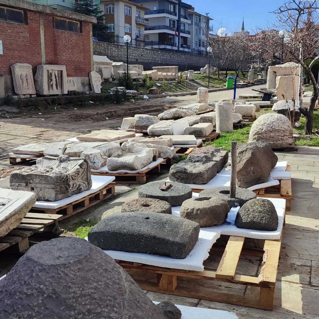 Ağır taş eserler yeni müzeye taşınmaya başladı
