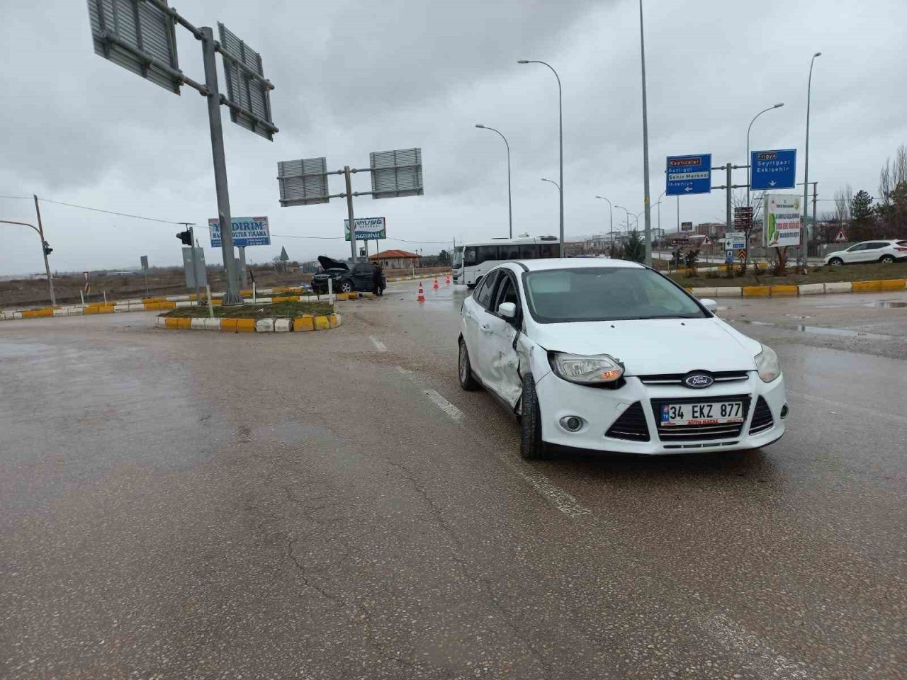 Kavşakta yaşanan kazada ikisi bebek 5 kişi yaralandı