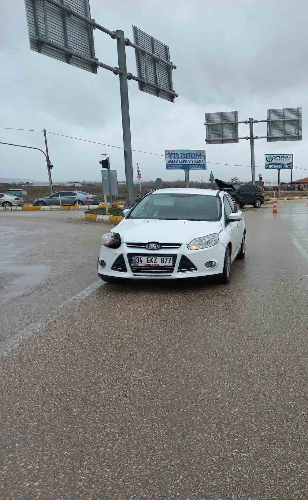 Kavşakta yaşanan kazada ikisi bebek 5 kişi yaralandı