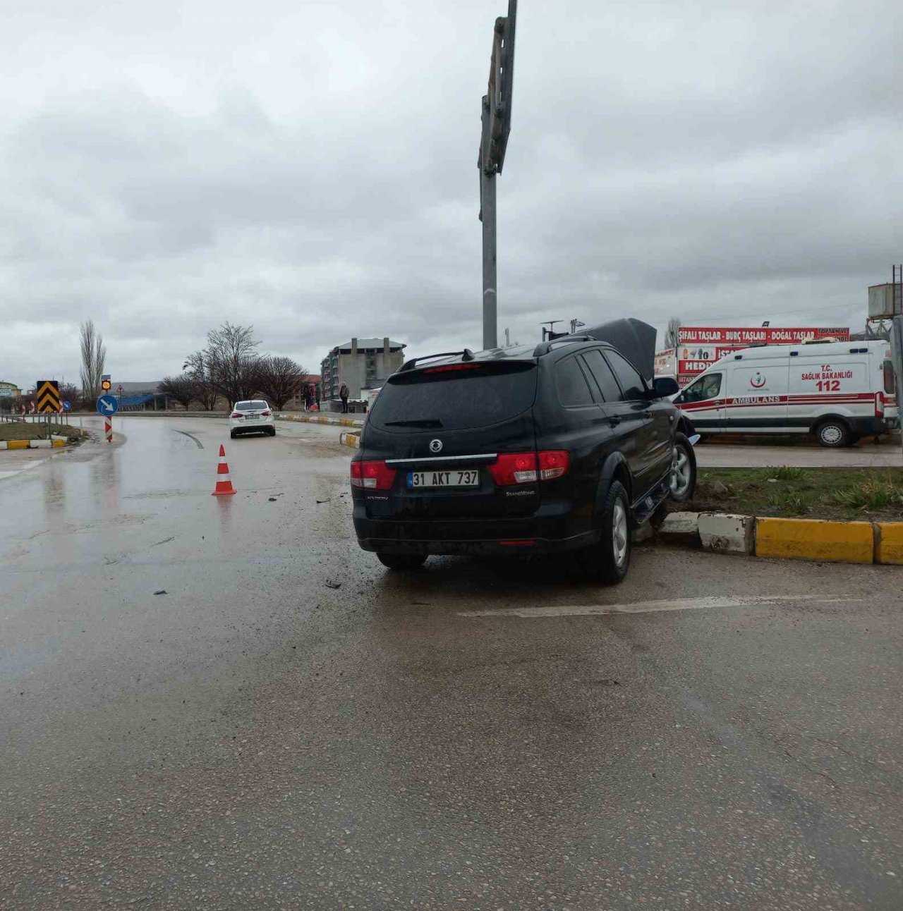 Kavşakta yaşanan kazada ikisi bebek 5 kişi yaralandı