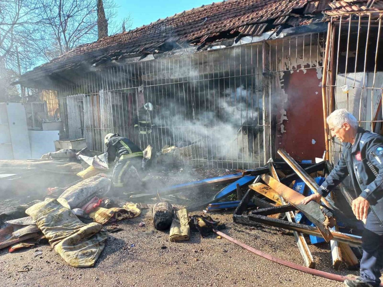 Müstakil evde çıkan yangın spot eşyaları küle çevirdi