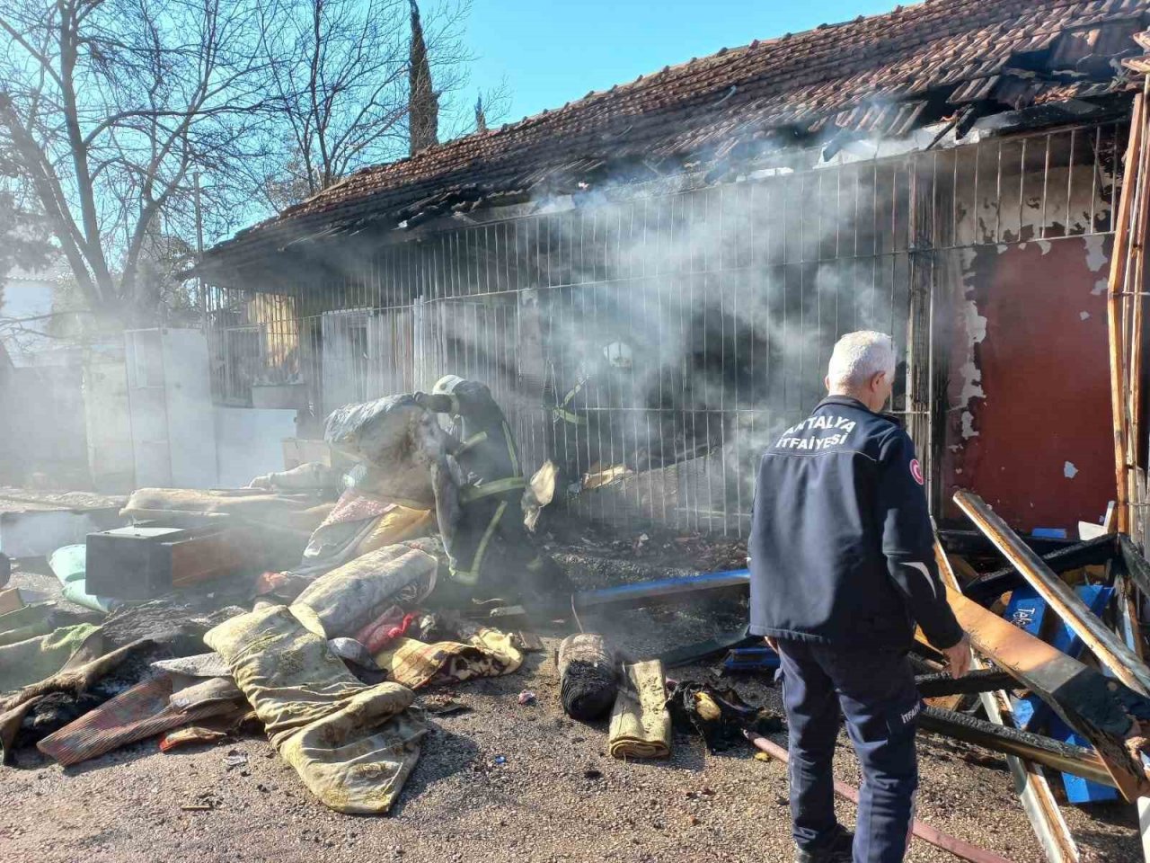 Müstakil evde çıkan yangın spot eşyaları küle çevirdi