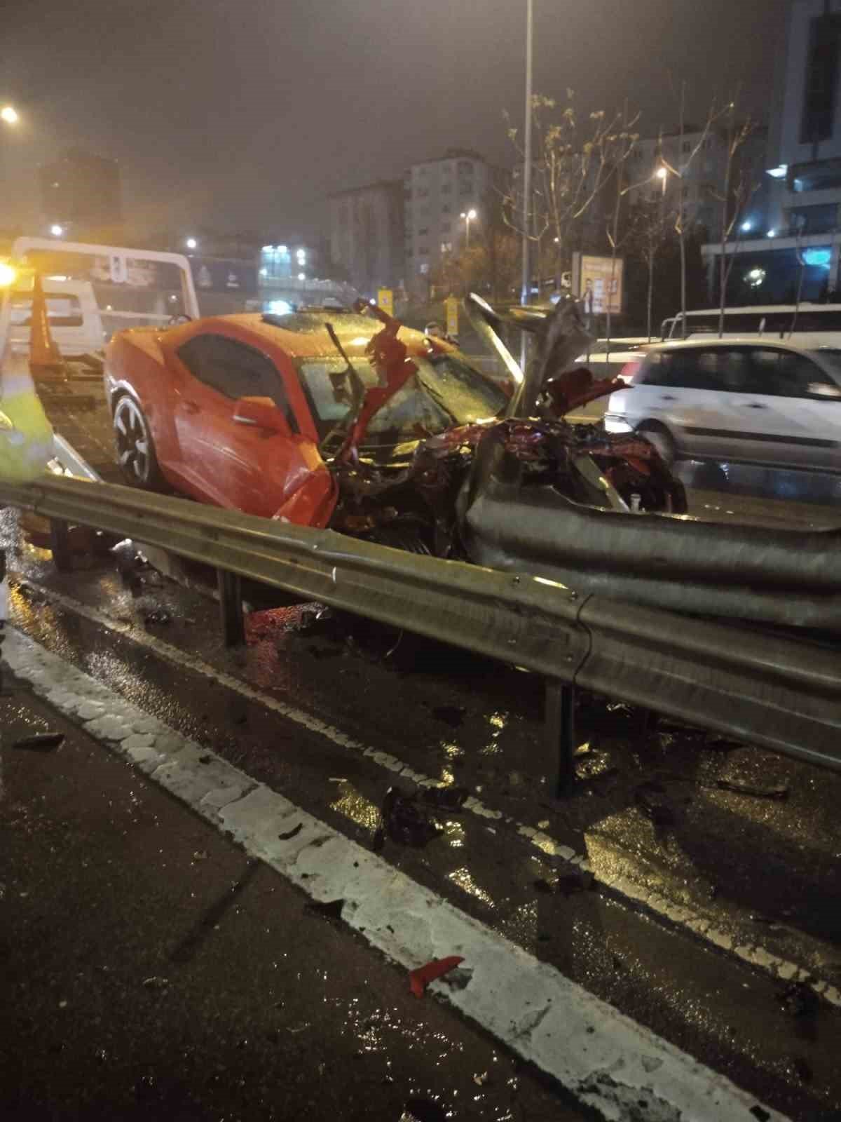 Ataşehir’de motosiklete çarpan otomobil bariyere girdi: 1 yaralı