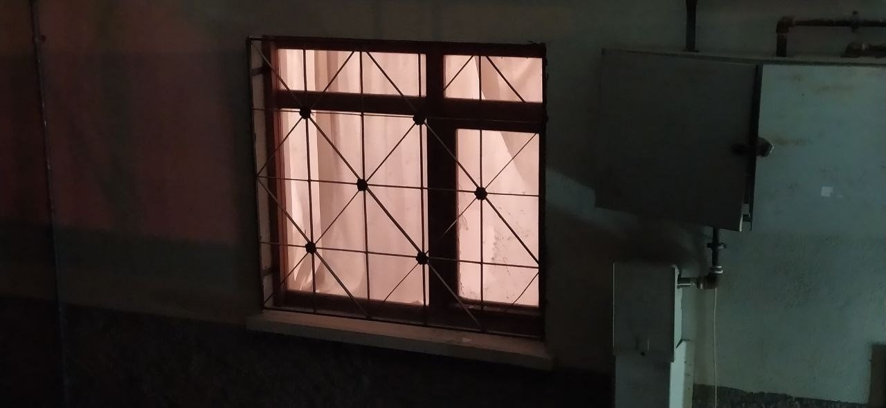 Ablasının evini pompalı tüfekle kurşunladı