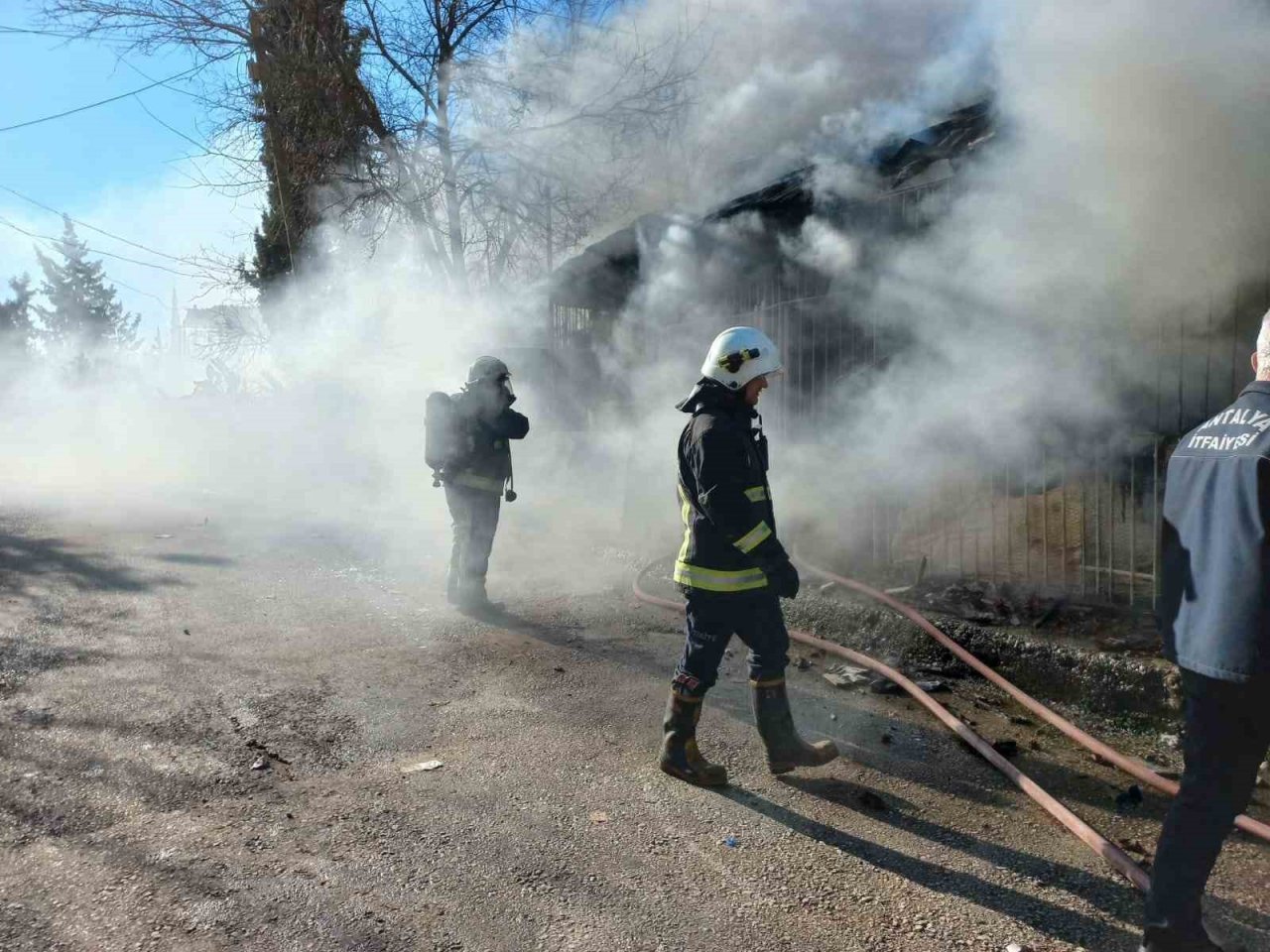 Müstakil evde çıkan yangın spot eşyaları küle çevirdi