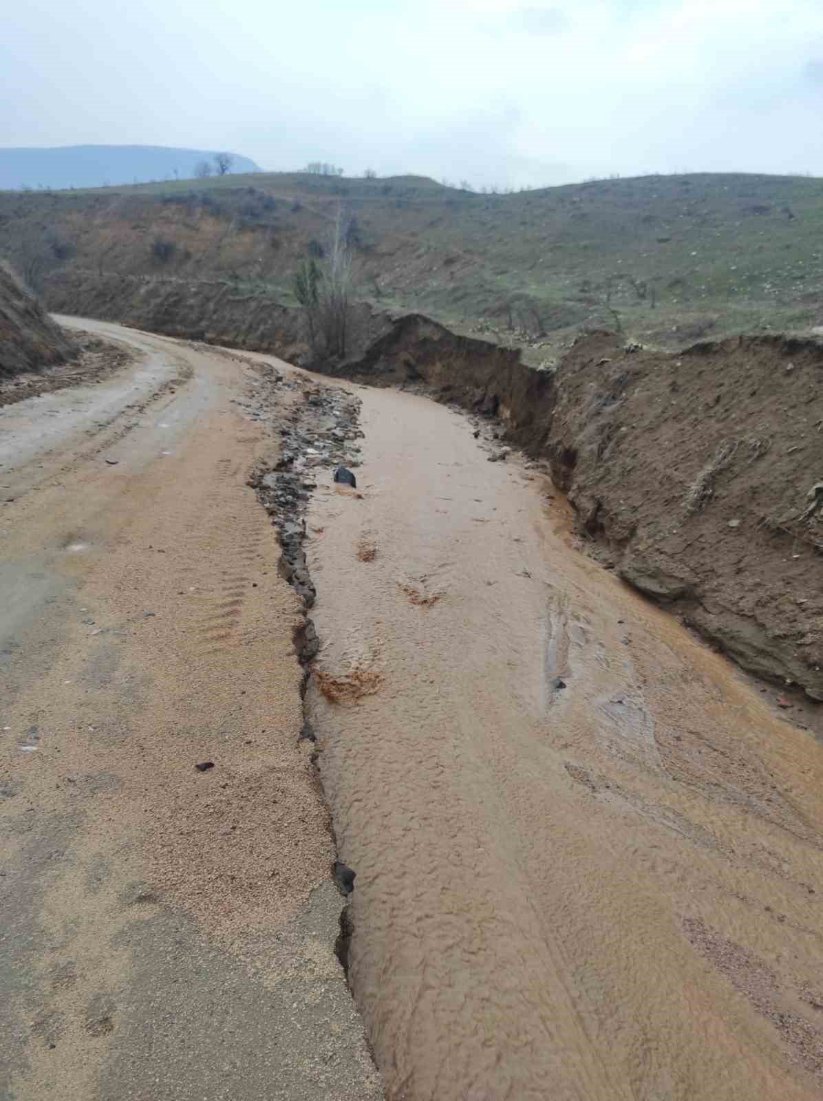 Elazığ’da çöken köy yolları ulaşıma kapandı