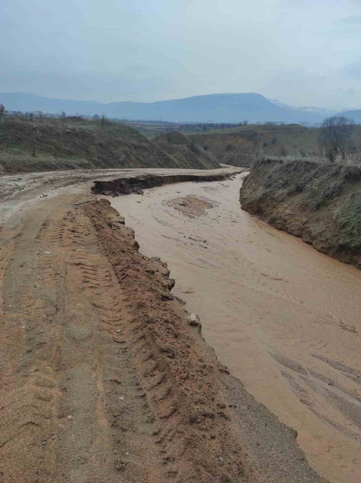 Elazığ’da çöken köy yolları ulaşıma kapandı