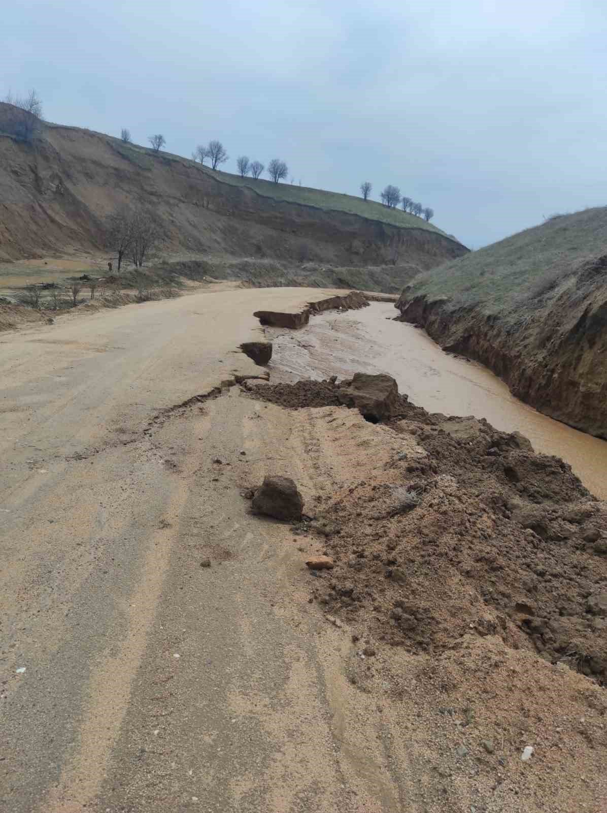 Elazığ’da çöken köy yolları ulaşıma kapandı