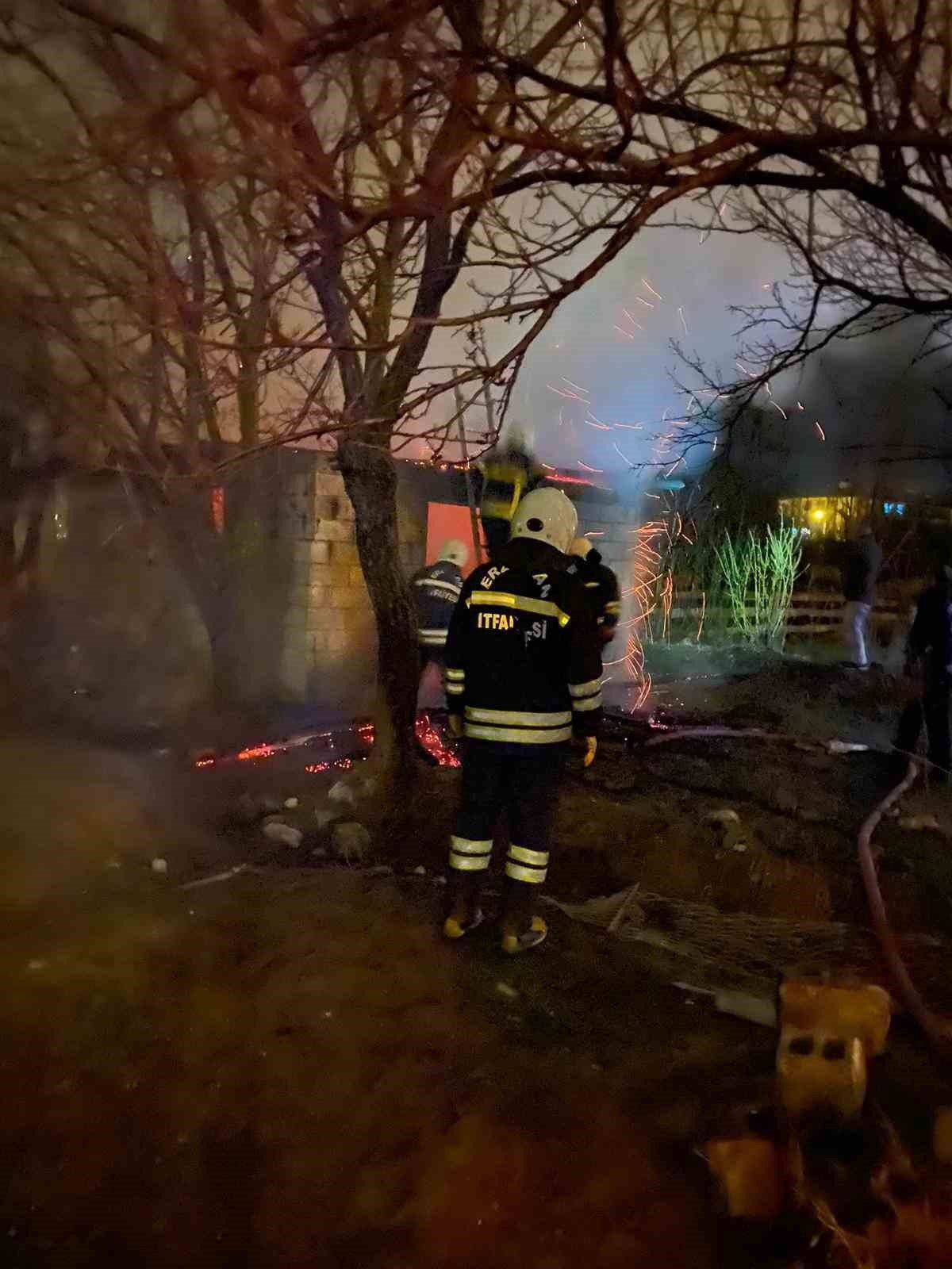 Erzincan’da ahır yangını