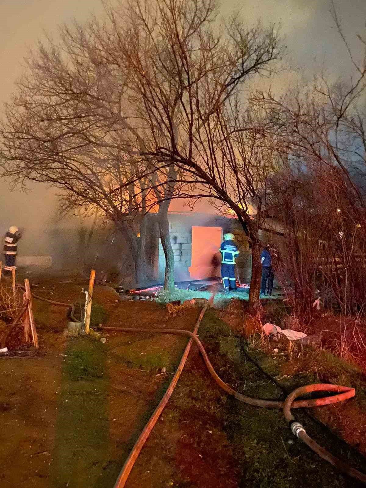 Erzincan’da ahır yangını