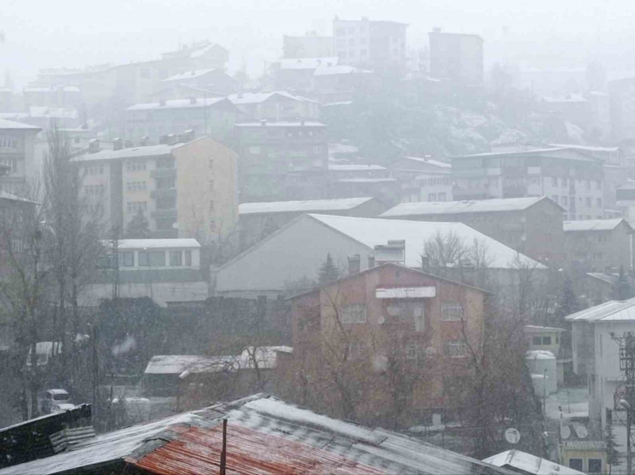 Hakkari’de karla karışık yağmur ve sis etkili oldu