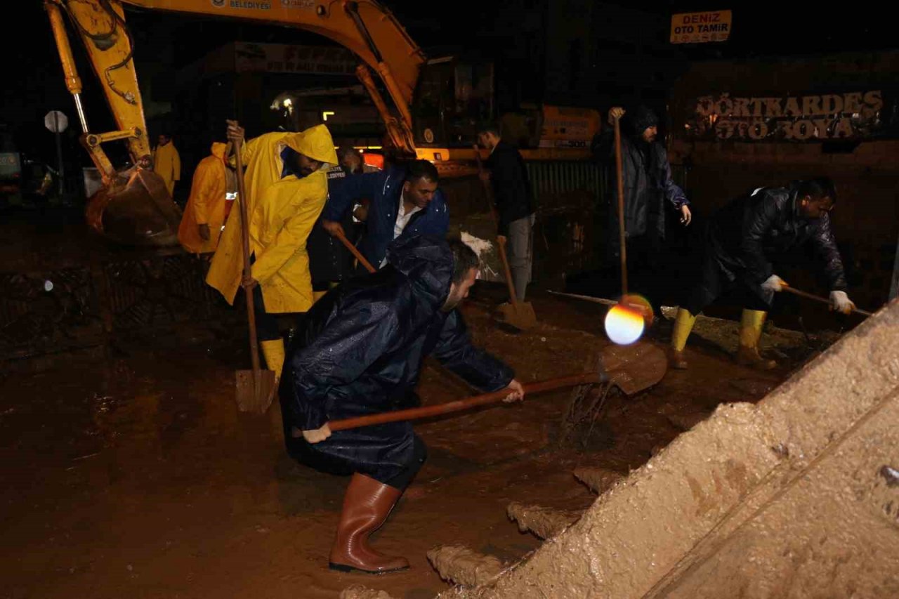 Haliliye’de sel nöbeti tuttular