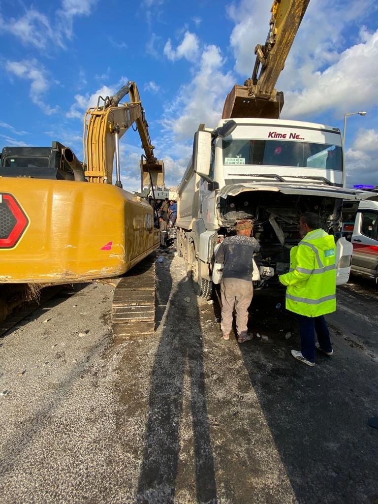 Deprem hafriyatı taşıyan kamyon kazaya neden oldu: 6 yaralı
