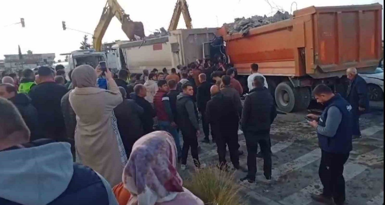 Deprem hafriyatı taşıyan kamyon kazaya neden oldu: 6 yaralı