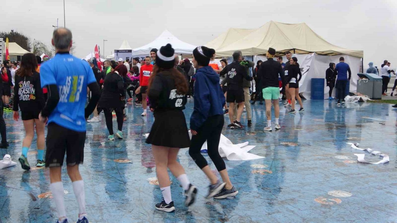 Winter Run İstanbul’da yarışmacılar deprem bölgesine yardım için koştu