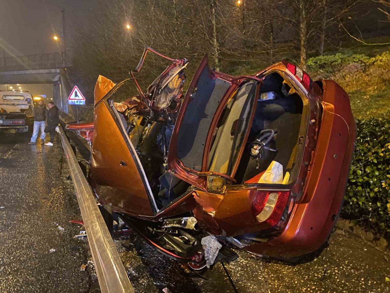TEM Otoyolu’nda kontrolden çıkan otomobil bariyerlere çarparak takla attı: 1’i ağır 3 yaralı