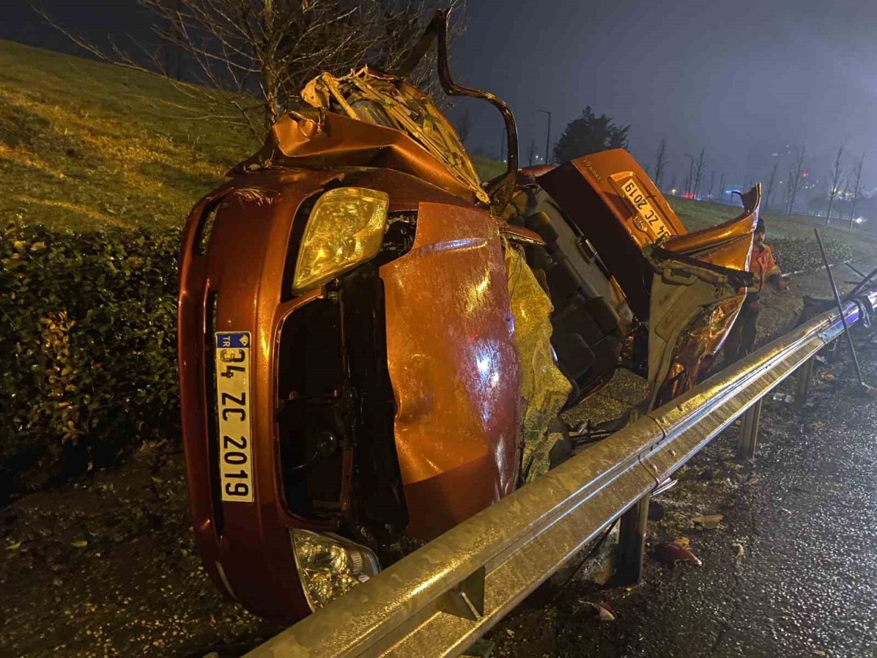 TEM Otoyolu’nda kontrolden çıkan otomobil bariyerlere çarparak takla attı: 1’i ağır 3 yaralı