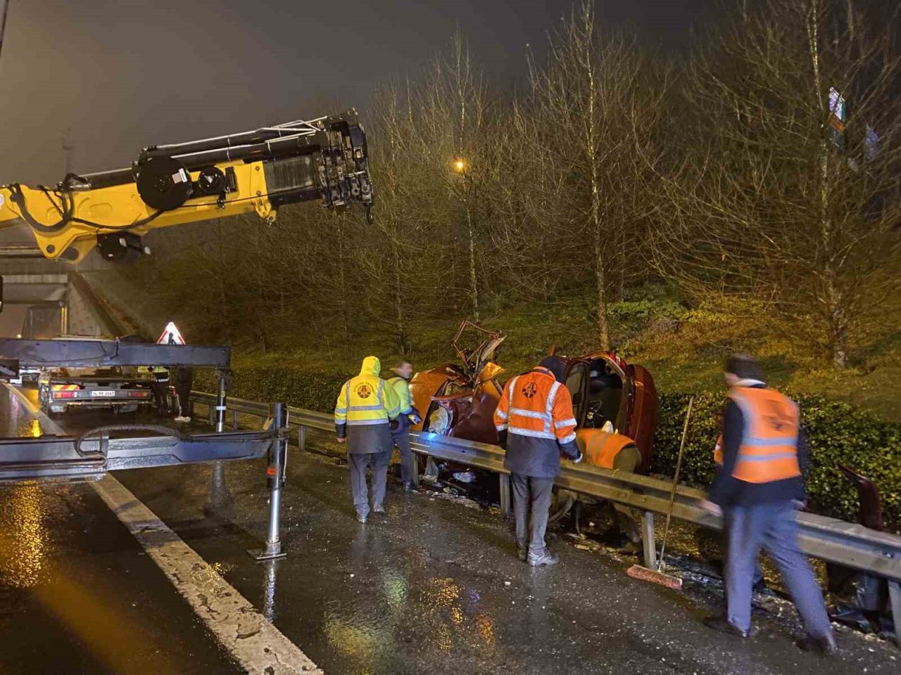 TEM Otoyolu’nda kontrolden çıkan otomobil bariyerlere çarparak takla attı: 1’i ağır 3 yaralı
