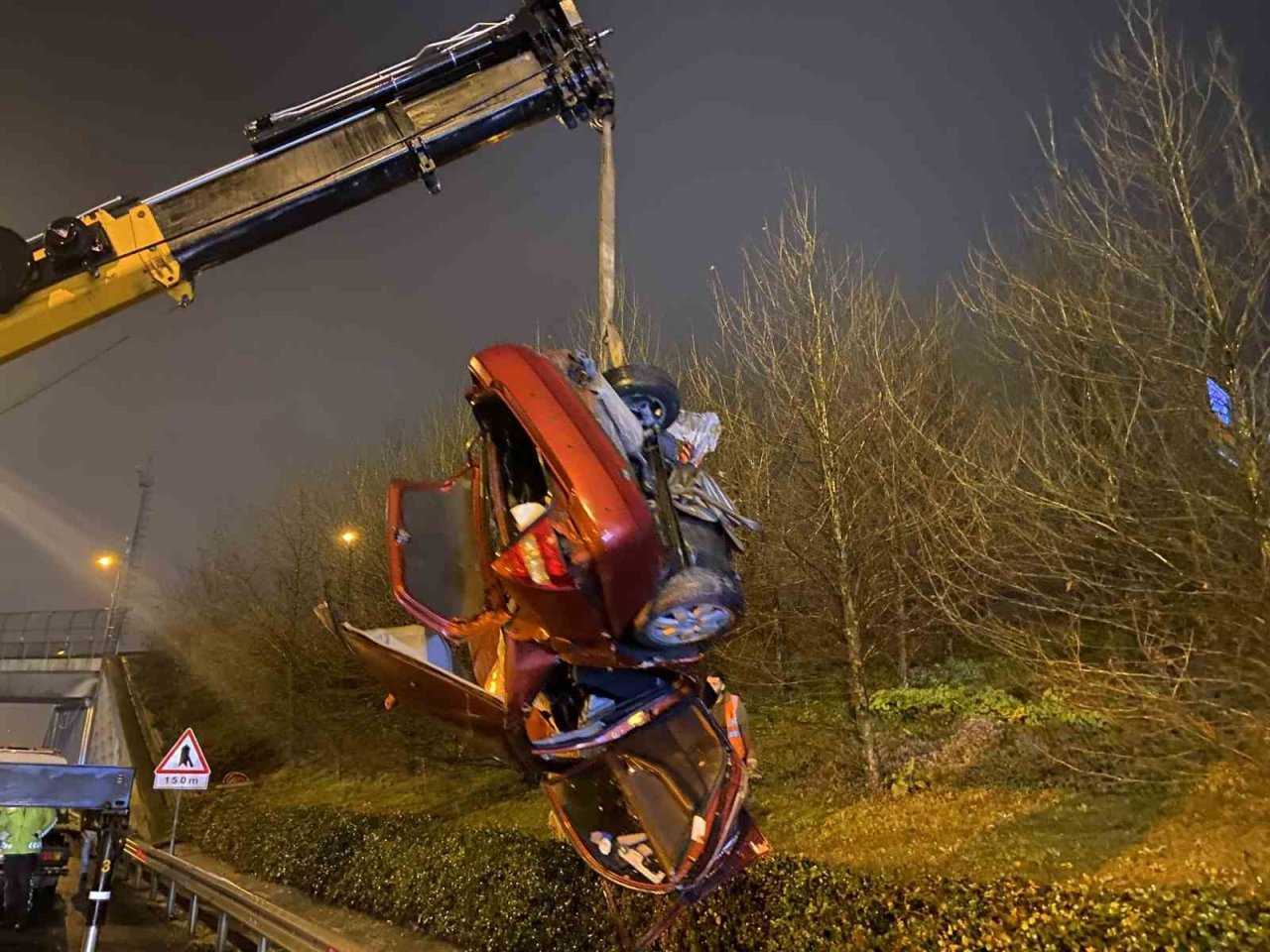 TEM Otoyolu’nda kontrolden çıkan otomobil bariyerlere çarparak takla attı: 1’i ağır 3 yaralı