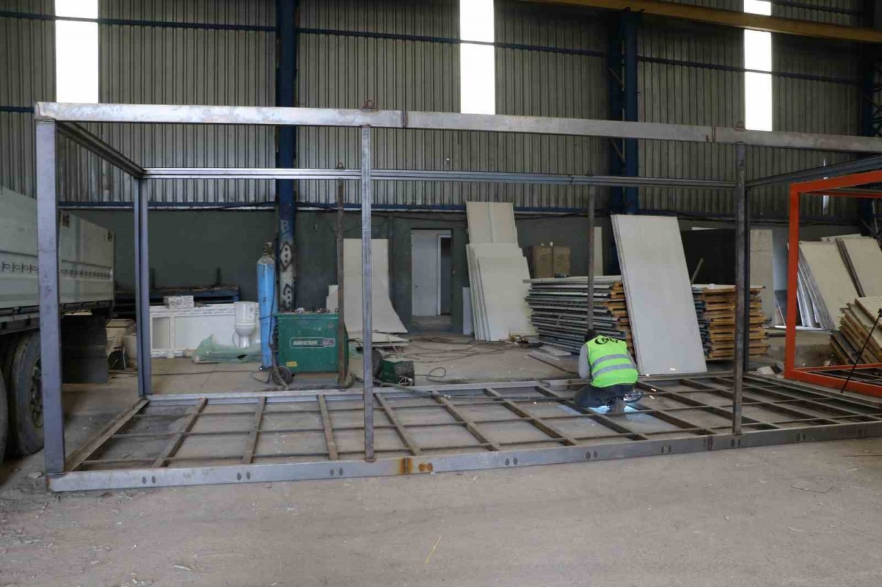 Deprem bölgesinde yağış sonrası konteyner üretimi hızlandı