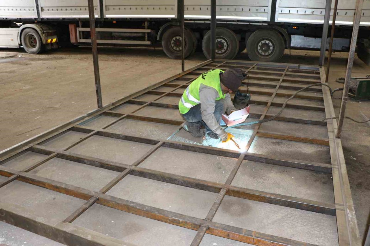 Deprem bölgesinde yağış sonrası konteyner üretimi hızlandı