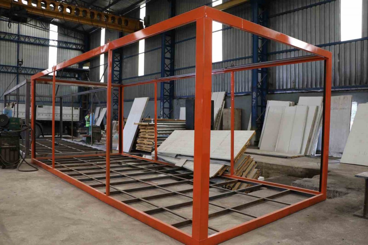 Deprem bölgesinde yağış sonrası konteyner üretimi hızlandı