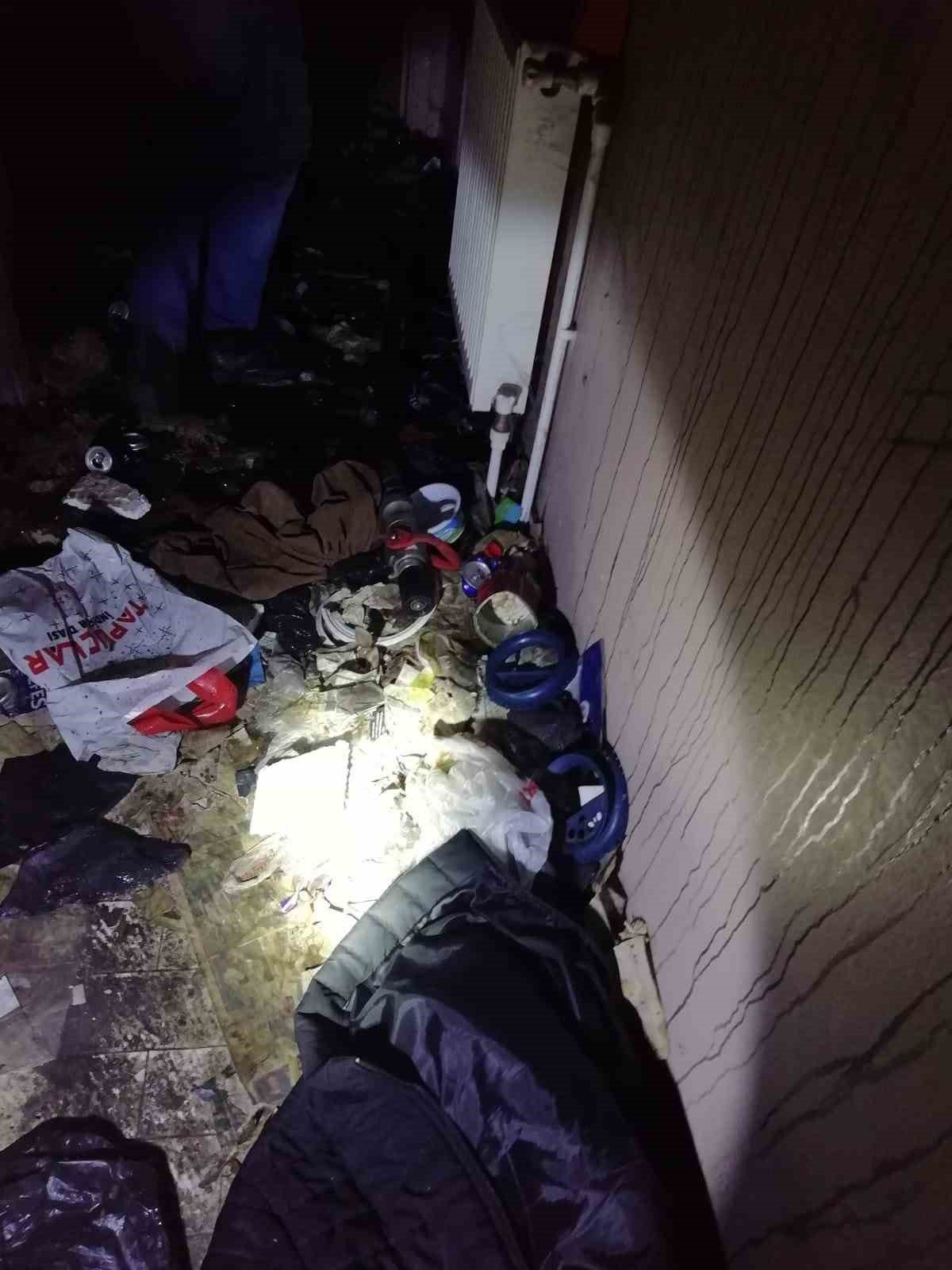 Çöp dolu evde çıkan yangın söndürüldü