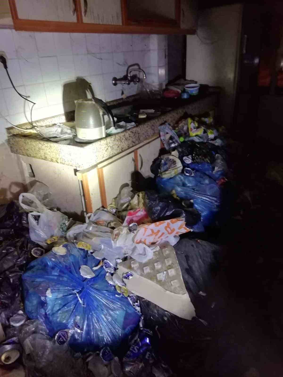 Çöp dolu evde çıkan yangın söndürüldü