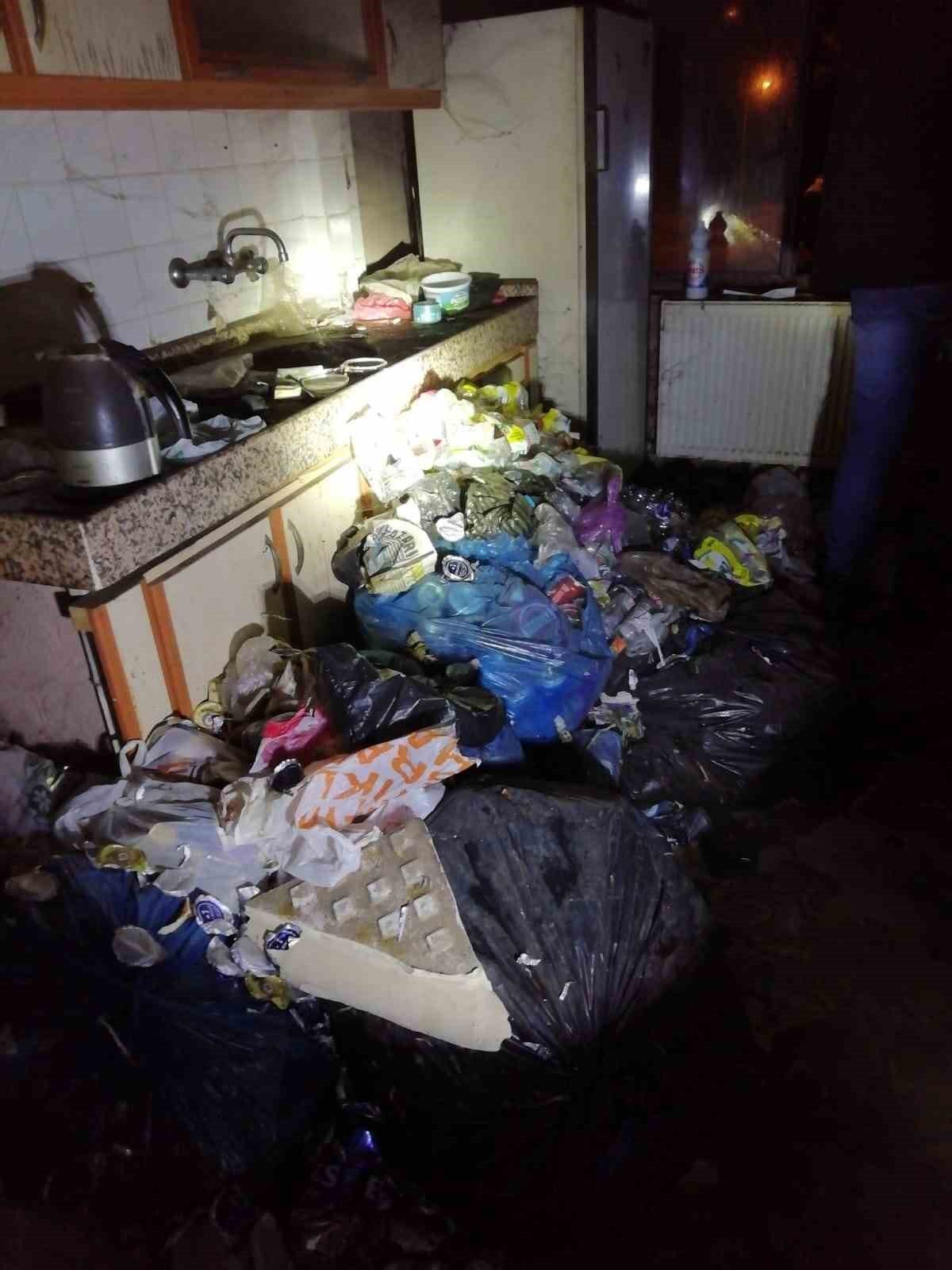 Çöp dolu evde çıkan yangın söndürüldü