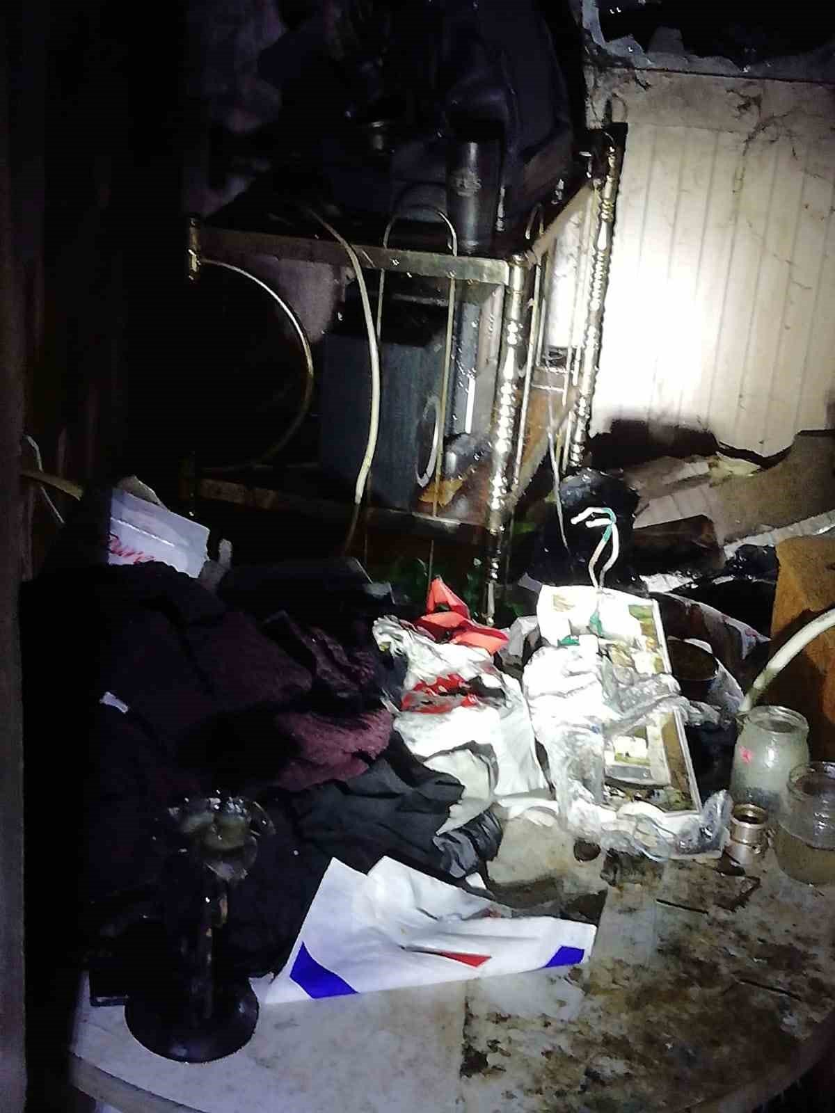 Çöp dolu evde çıkan yangın söndürüldü