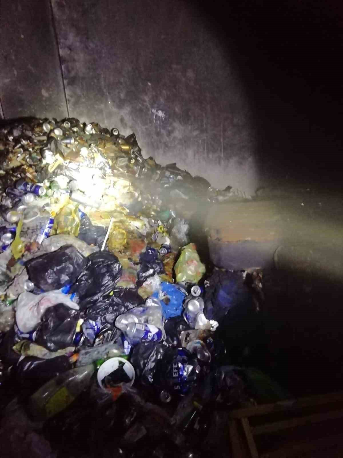 Çöp dolu evde çıkan yangın söndürüldü