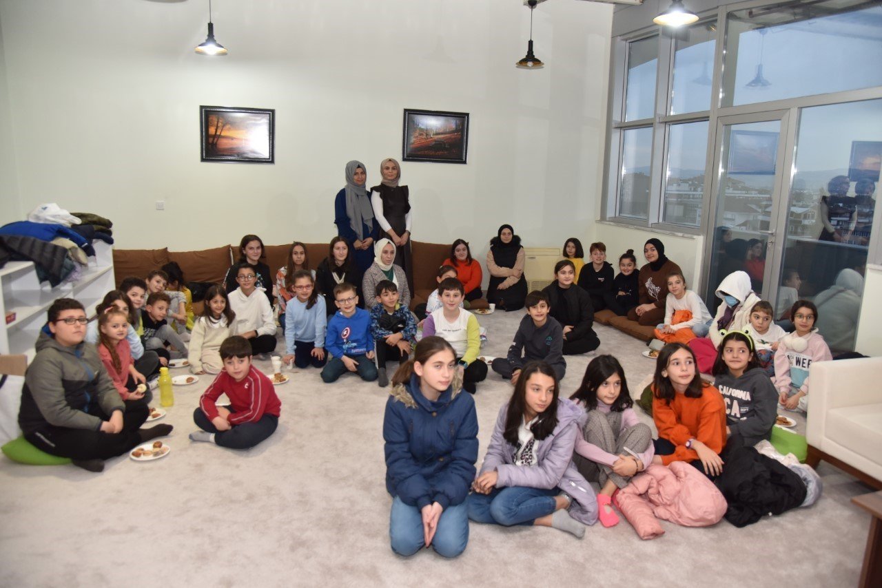 Kartepeli çocuklar işaret diliyle tanıştı