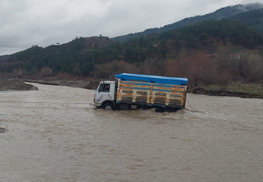 Araçları ile dereden geçmek isterken sele kapılan 3 kişi ölümden döndü