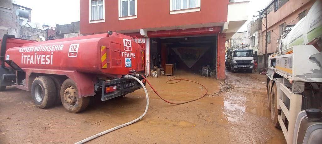Kayseri, Deprem Bölgesinin Yanı Sıra Sel Yaşanan Bölgelerin de Yardımına Koştu
