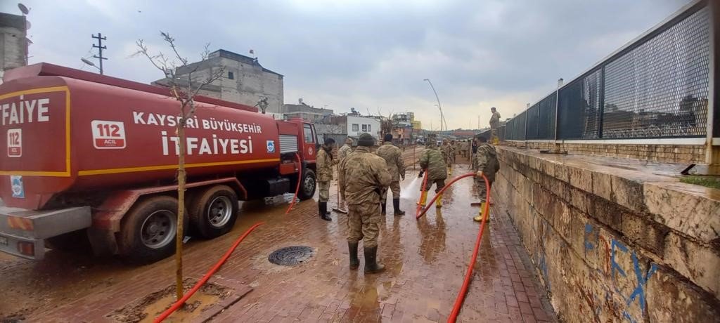 Kayseri, Deprem Bölgesinin Yanı Sıra Sel Yaşanan Bölgelerin de Yardımına Koştu