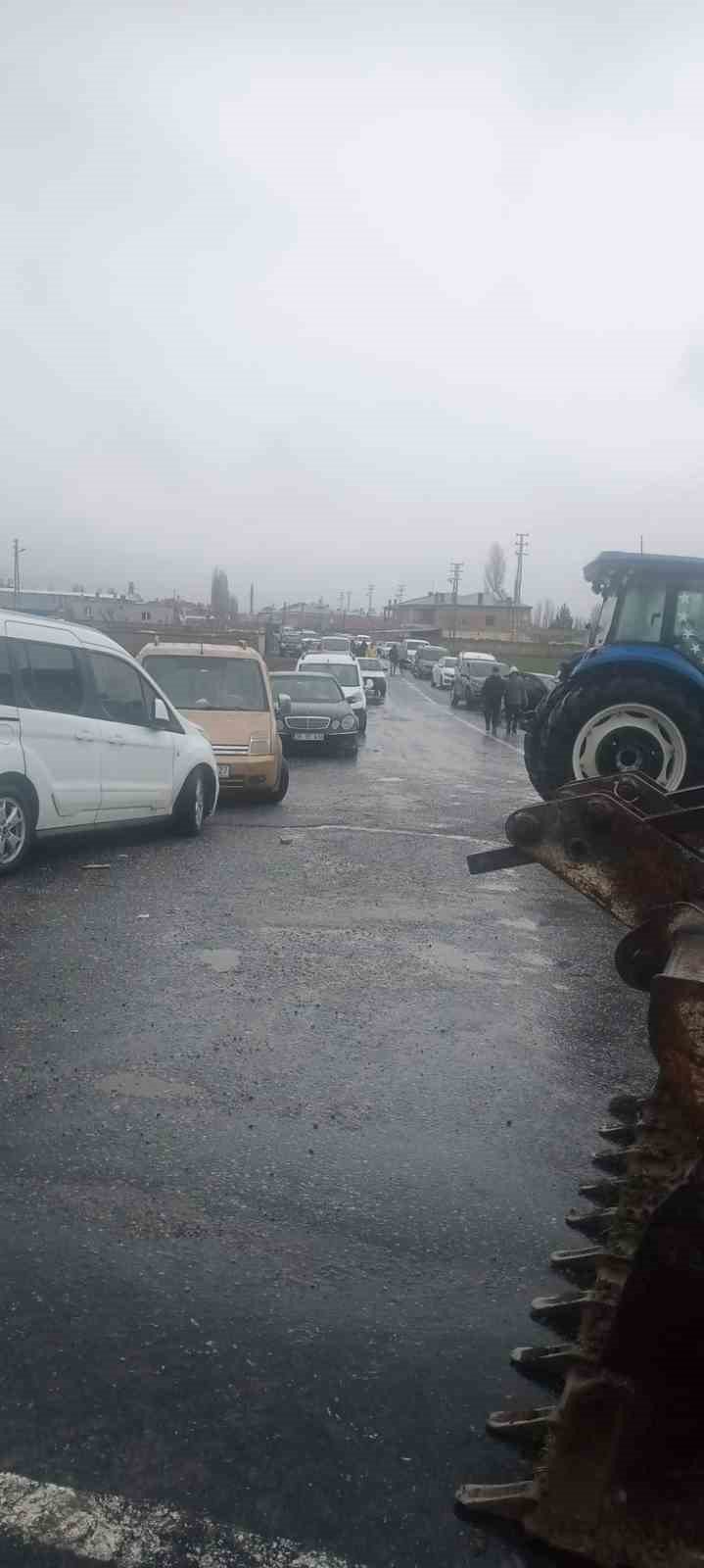 Tırla kamyonet çarpıştı: 1 Ölü