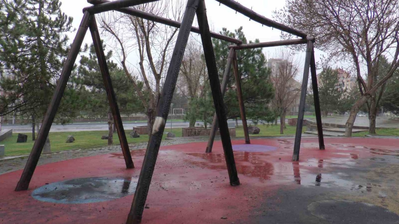 Park Yandı, Oyuncaklar Kül Oldu