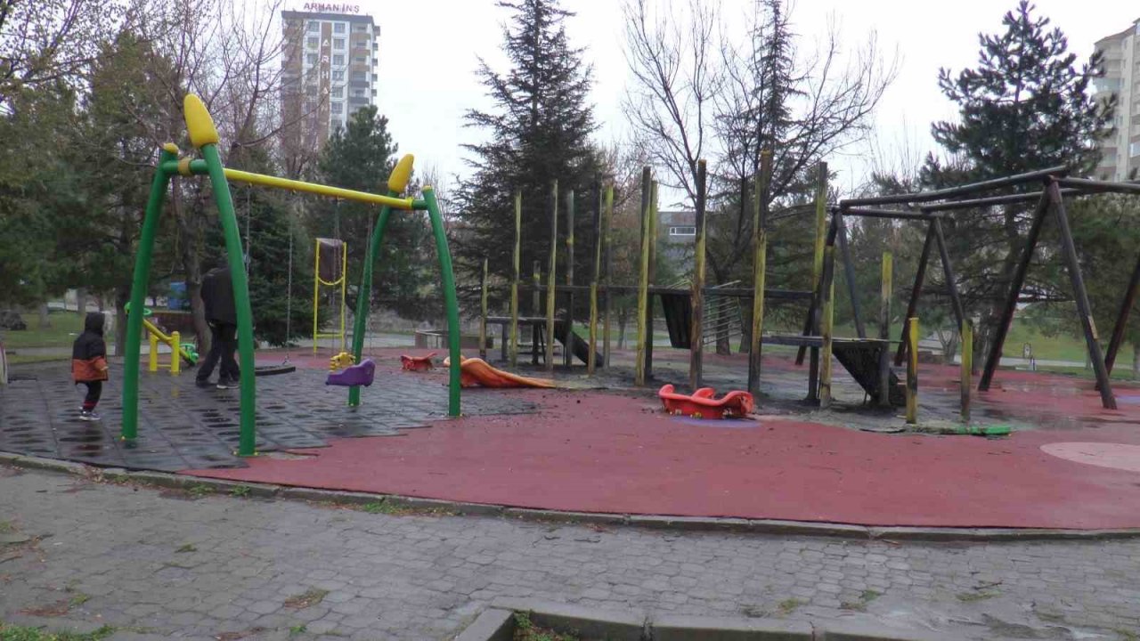 Park Yandı, Oyuncaklar Kül Oldu