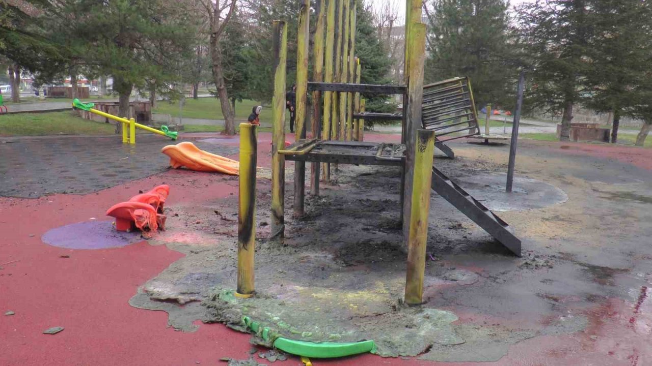 Park Yandı, Oyuncaklar Kül Oldu