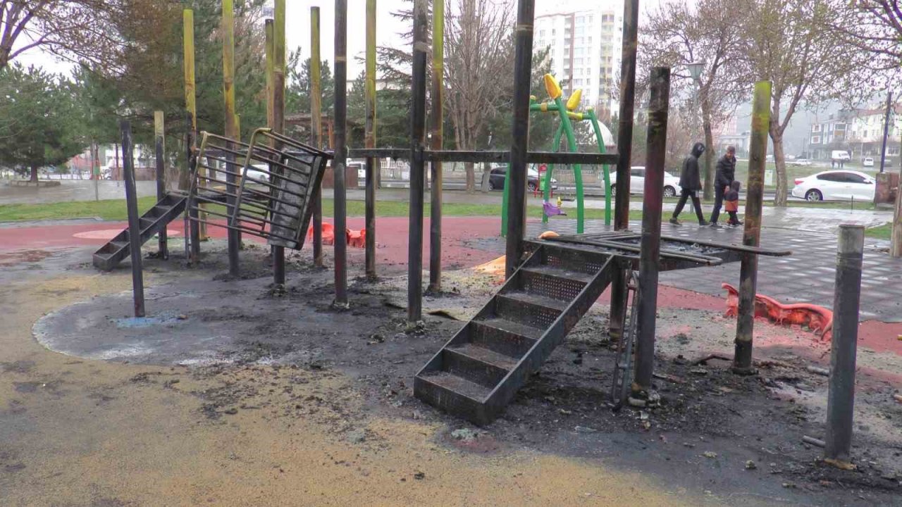 Park Yandı, Oyuncaklar Kül Oldu