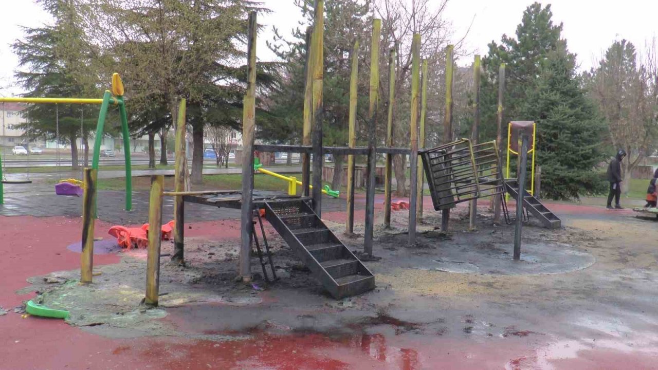 Park Yandı, Oyuncaklar Kül Oldu