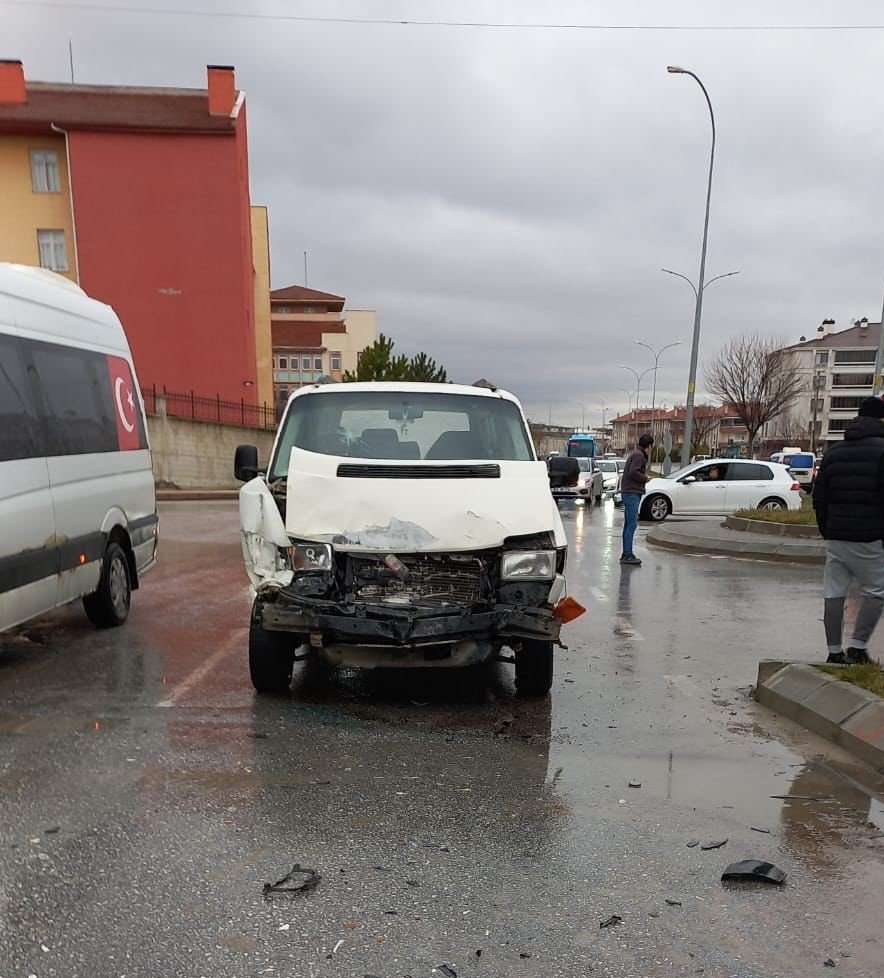 Kütahya’da işçi servisi ile münibüs çarpıştı: 7 yaralı