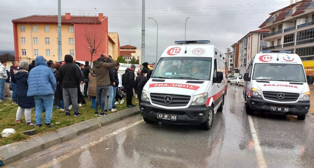 Kütahya’da işçi servisi ile münibüs çarpıştı: 7 yaralı