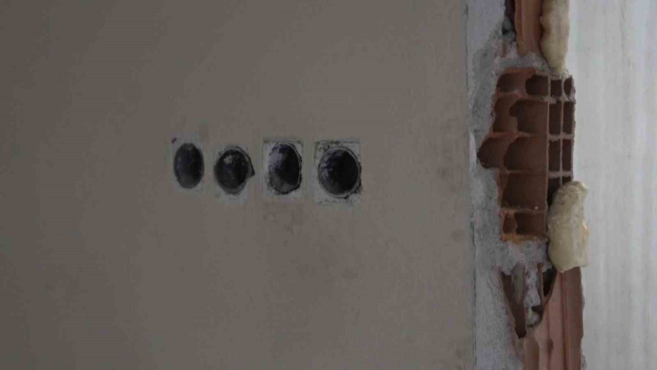 Depremzede aileye yuva olacaktı, hırsızlar bir gecede kullanılamaz hale getirdi