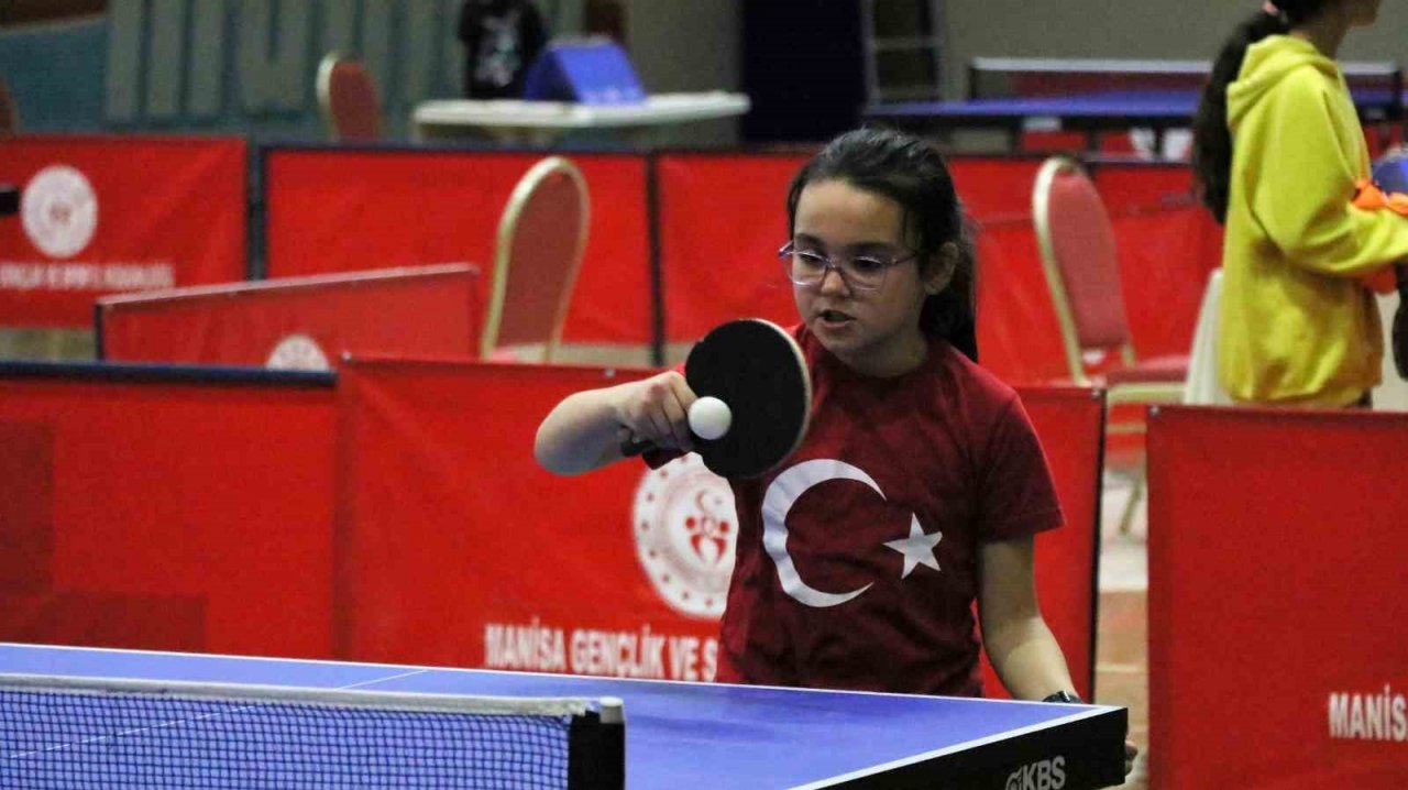 Manisa’da 18 Mart Çanakkale Şehitleri Anma Masa Tenisi Turnuvası yapıldı