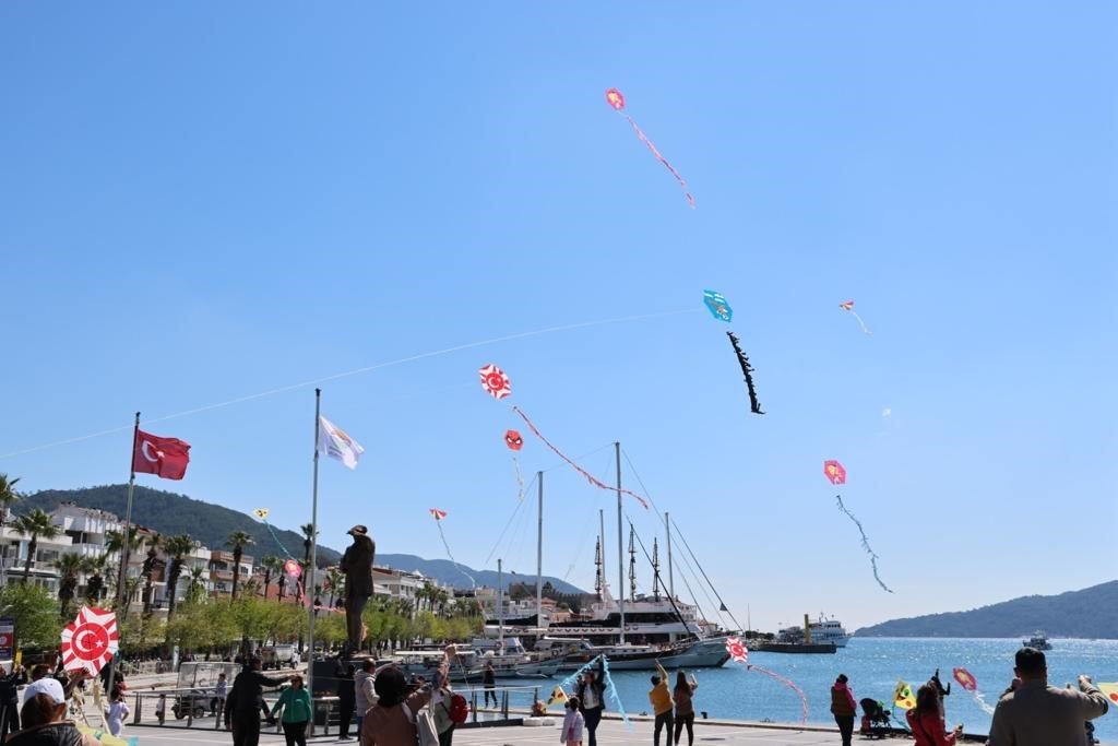 Marmaris’te gökyüzü rengarenk oldu