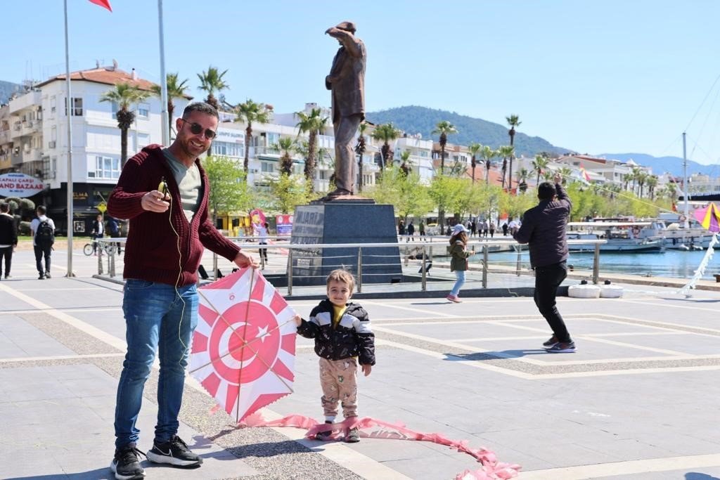 Marmaris’te gökyüzü rengarenk oldu