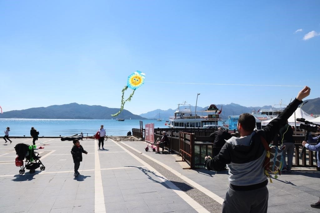 Marmaris’te gökyüzü rengarenk oldu