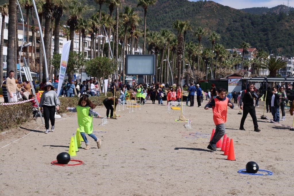 Marmaris’te gökyüzü rengarenk oldu